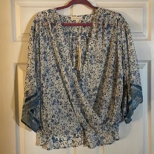 Beautiful blouse for work or date never worn size large